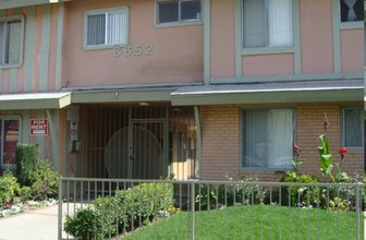 The Lorraine Apartments in Reseda, CA - Building Photo - Building Photo