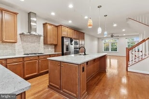 13693 Neil Armstrong Ave, Unit 4E in Herndon, VA - Building Photo