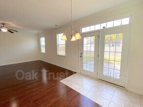 8145 Ronda Dr in North Charleston, SC - Foto de edificio - Building Photo