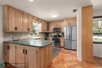 8590 NW 38th Dr in Coral Springs, FL - Foto de edificio - Building Photo