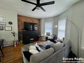 120 London St in Boston, MA - Foto de edificio - Building Photo