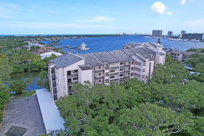 11370 12 Oaks Way in North Palm Beach, FL - Building Photo - Building Photo