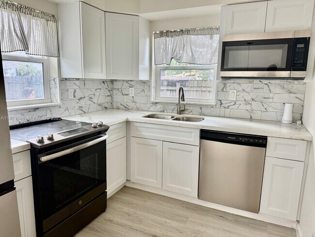 2546 Scott St in Hollywood, FL - Building Photo - Building Photo