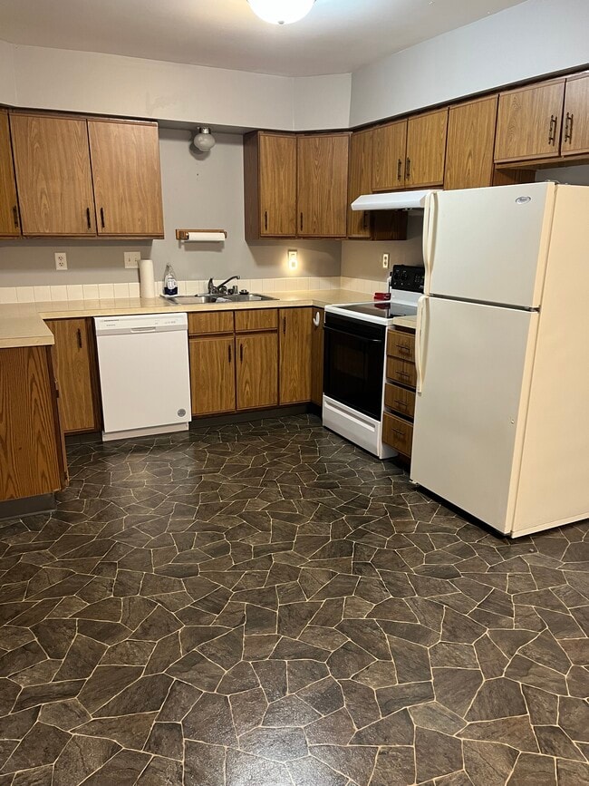 318 Green Meadow Dr in Wautoma, WI - Foto de edificio - Building Photo