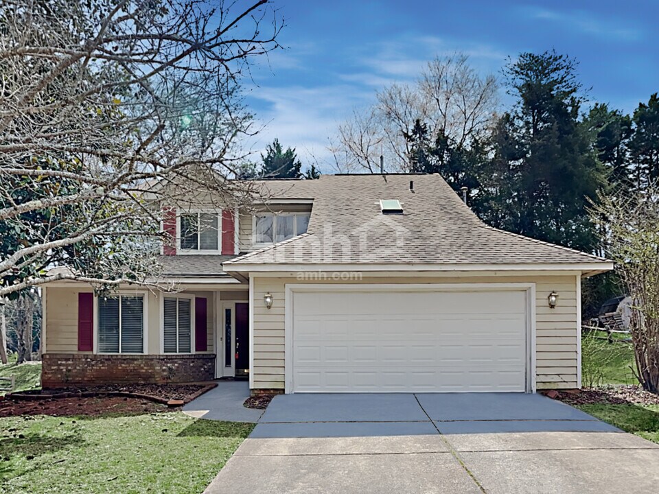 9319 Cedar River Rd in Huntersville, NC - Foto de edificio