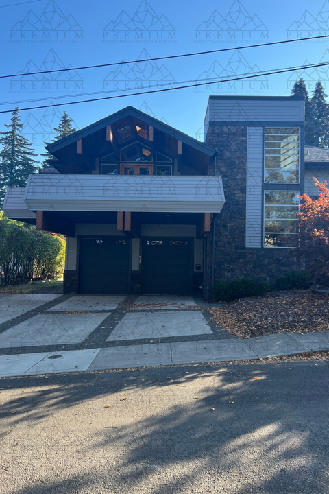 817 10th St in Hood River, OR - Building Photo