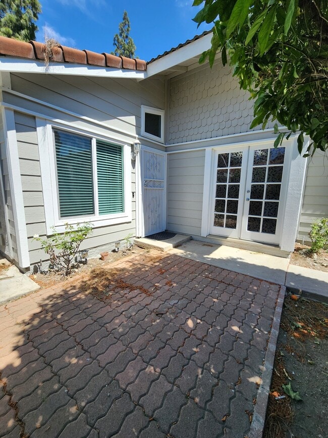 14104 Hillcrest Dr in Fontana, CA - Foto de edificio - Building Photo