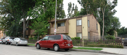 Collins West Apartments in Tarzana, CA - Building Photo - Building Photo