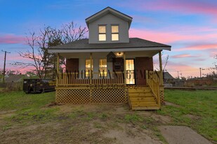 This beautifully updated 4-bedroom, 2-bath single-family home is ready for move-in! in Detroit, MI - Building Photo