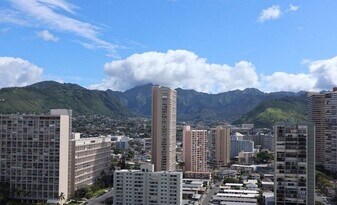 2121 Ala Wai Blvd in Honolulu, HI - Building Photo
