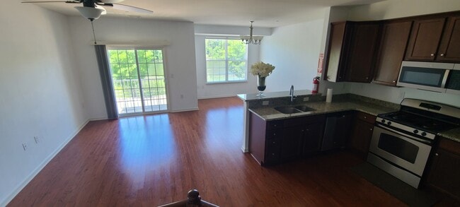 408 Waterview Ct in Cedar Knolls, NJ - Foto de edificio - Building Photo