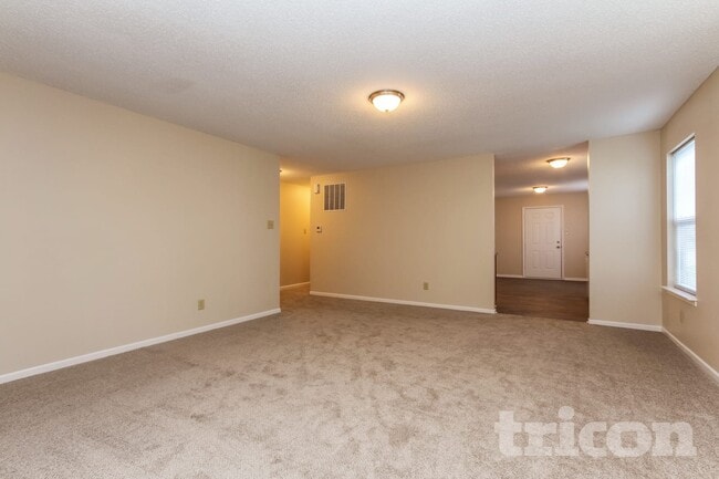 171 Declaration Dr in Greenwood, IN - Foto de edificio - Building Photo