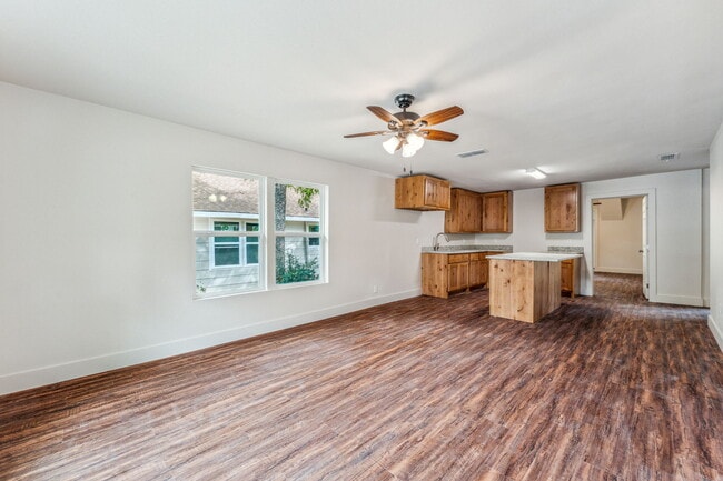 1046 Green St in Stephenville, TX - Building Photo - Building Photo