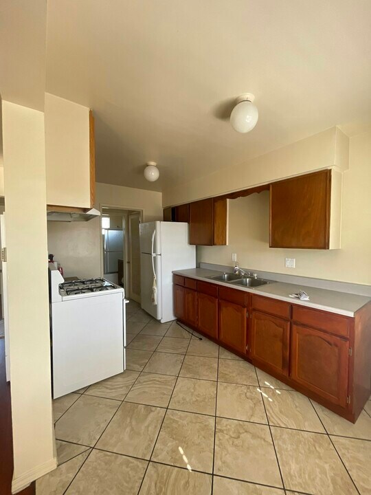 1023 E 12th St in Long Beach, CA - Building Photo