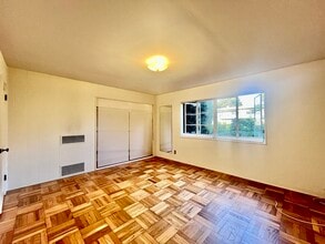 5205 Village Grn in Los Angeles, CA - Foto de edificio - Building Photo