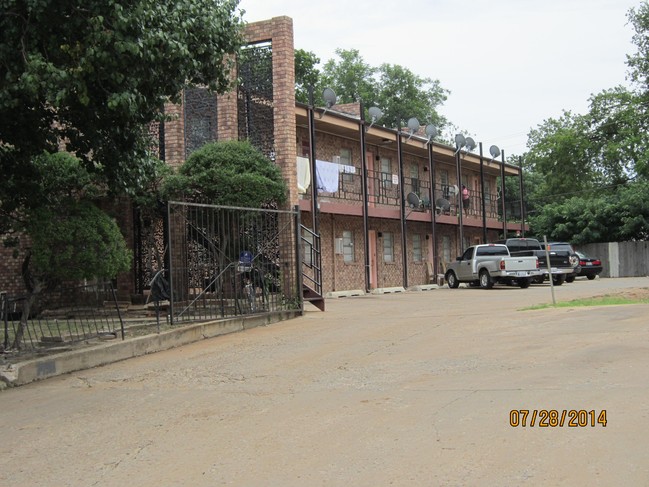 MIDWAY ARMS APARTMENTS in Oklahoma City, OK - Building Photo - Building Photo