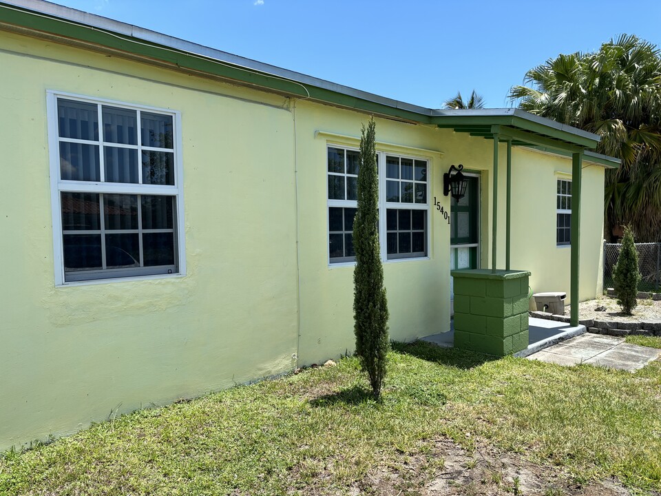 15401 SW 289th Terrace in Homestead, FL - Foto de edificio