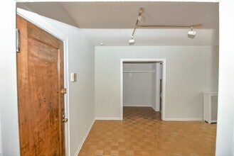 744 W Belmont Ave in Chicago, IL - Foto de edificio - Building Photo