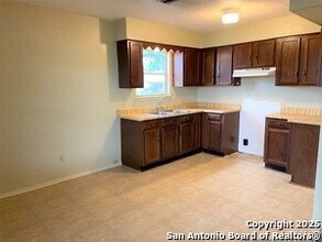 657 E 4th St in Yorktown, TX - Building Photo - Building Photo