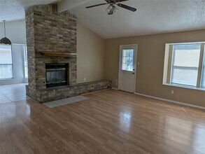 2005 Holly Springs Dr in Taylor, TX - Building Photo - Building Photo