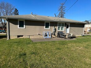 1694 Earl Dr in Dubuque, IA - Building Photo - Building Photo