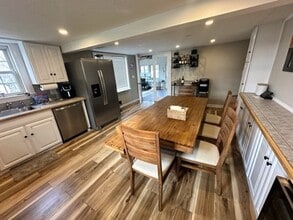 114 Lexington St, Unit 2 in Burlington, MA - Foto de edificio - Building Photo