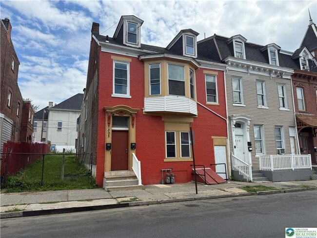 property at 305 N 2nd St
