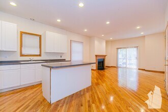 2719 N Wayne Ave, Unit 2S in Chicago, IL - Foto de edificio - Building Photo