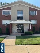 117 W Roselle Ave in Roselle, NJ - Building Photo