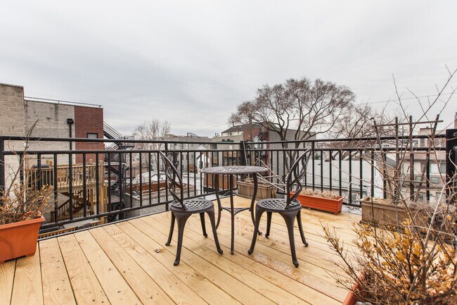 928 N Wood St, Unit 3 in Chicago, IL - Foto de edificio - Building Photo