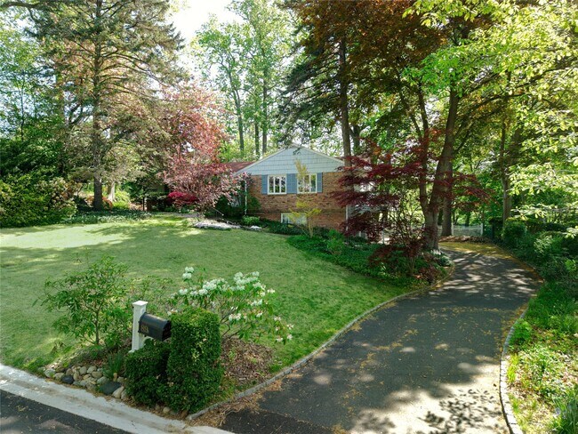 89 Papermill Rd in Manhasset, NY - Building Photo - Building Photo
