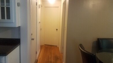 24 Carriage Dr, Unit Includes All Utilities in Enfield, CT - Foto de edificio - Building Photo