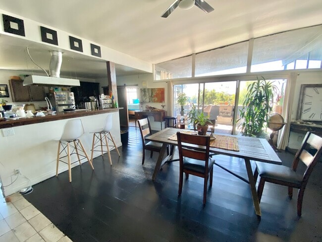 2512 Hollyridge Dr in Los Angeles, CA - Building Photo - Building Photo