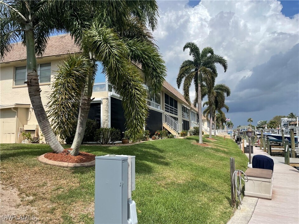 1730 Sandy Cir in Cape Coral, FL - Foto de edificio