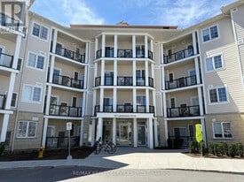 50 Lakebreeze Dr in Clarington, ON - Building Photo