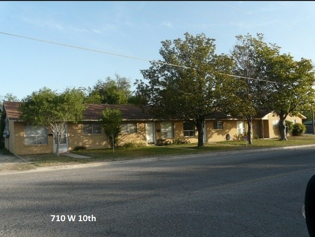 710 W 10th St in Del Rio, TX - Building Photo