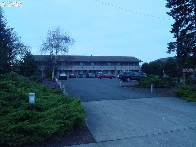 Edelweiss Apartment in Vancouver, WA - Building Photo