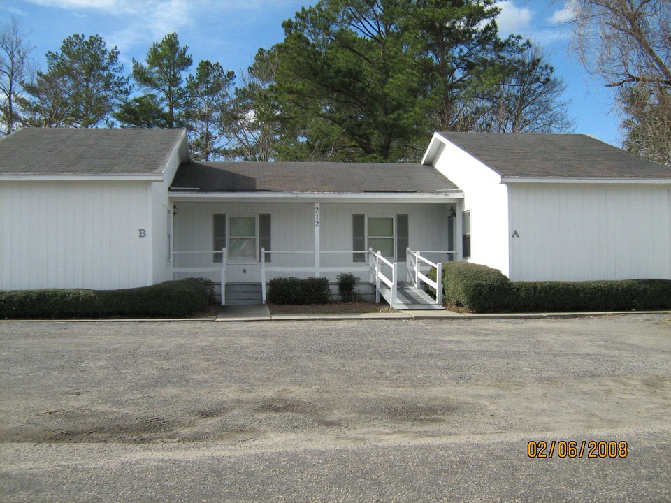 212 Pinckney St S in Timmonsville, SC - Building Photo