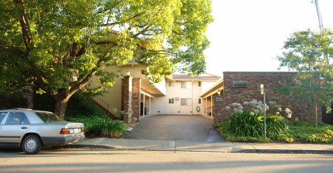 Chateau Lacassie in Walnut Creek, CA - Building Photo - Building Photo