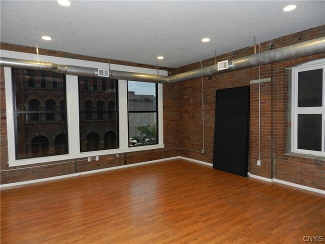 317 S Clinton St in Syracuse, NY - Building Photo - Building Photo