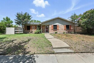 1827 Paxton Dr in Carrollton, TX - Building Photo
