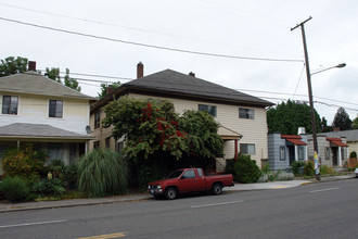 2311-2317 SE Hawthorne Blvd in Portland, OR - Building Photo - Building Photo