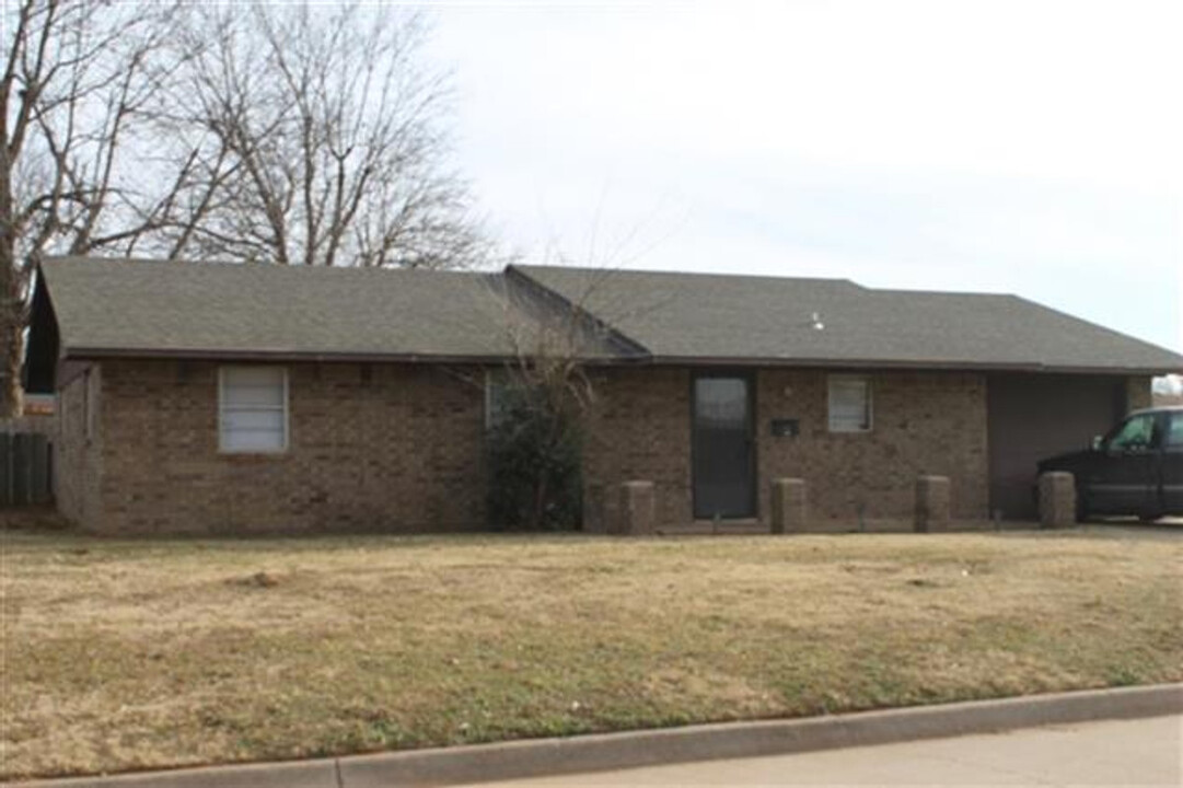 2817 Valley View Rd in Enid, OK - Building Photo