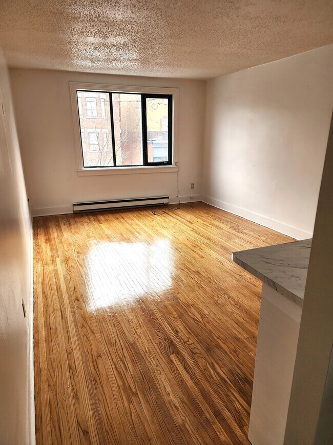 2122 Queen St in Toronto, ON - Building Photo - Building Photo