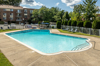 Bishop Hill Apartments in Secane, PA - Foto de edificio - Building Photo