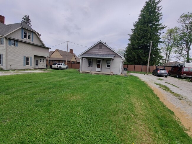 property at 402 E Walnut St