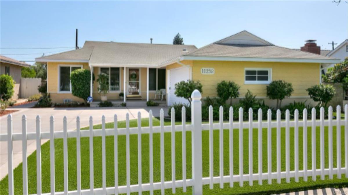 11252 Delano St in Los Angeles, CA - Building Photo