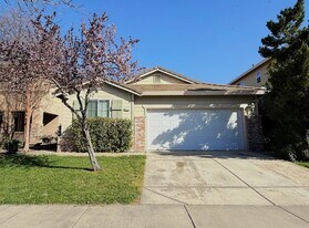 633 Chandon Dr in Merced, CA - Building Photo