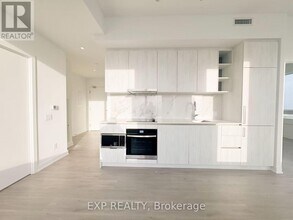 8 Wellesley St W in Toronto, ON - Building Photo - Building Photo