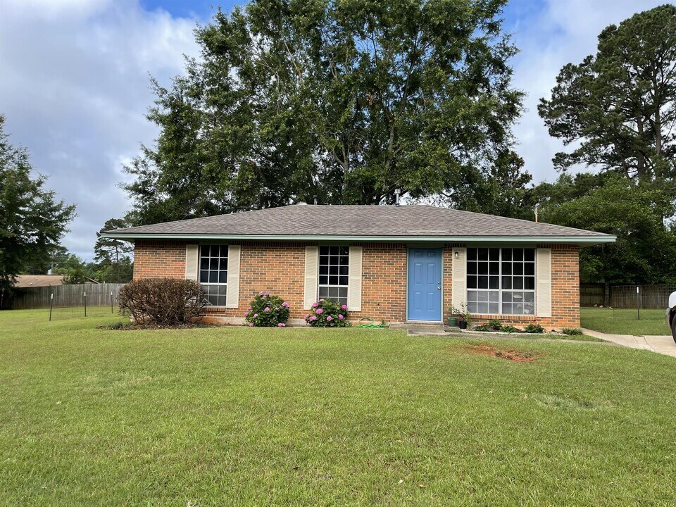 109 Elizabeth Dr in Troy, AL - Building Photo
